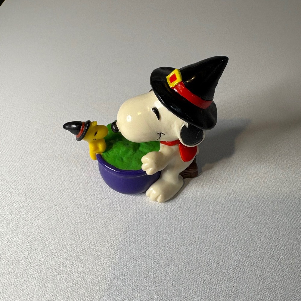 Snoopy Woodstock Halloween Witch Cauldron Figurine Peanuts Collectible